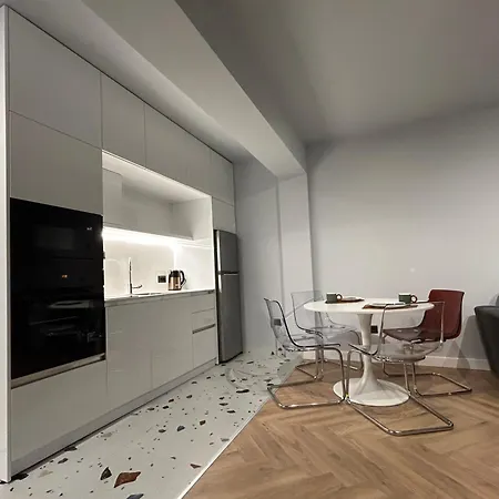 Luxury Apartment *